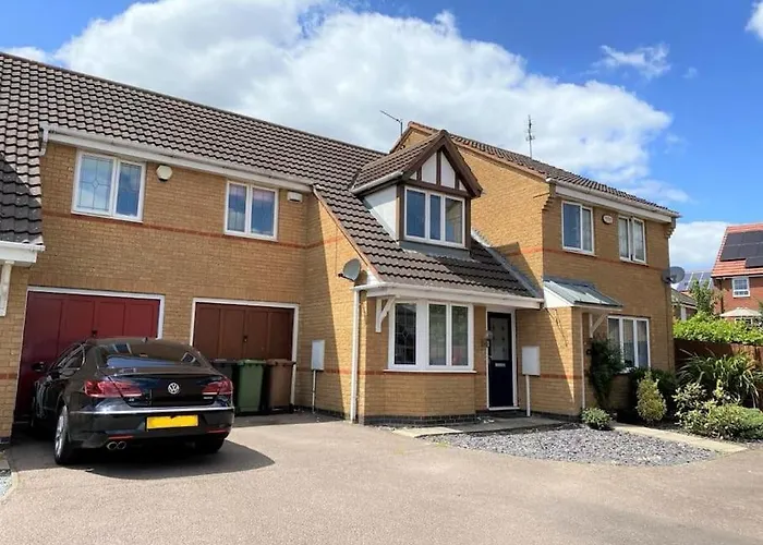 Charming Home In Wellingborough
